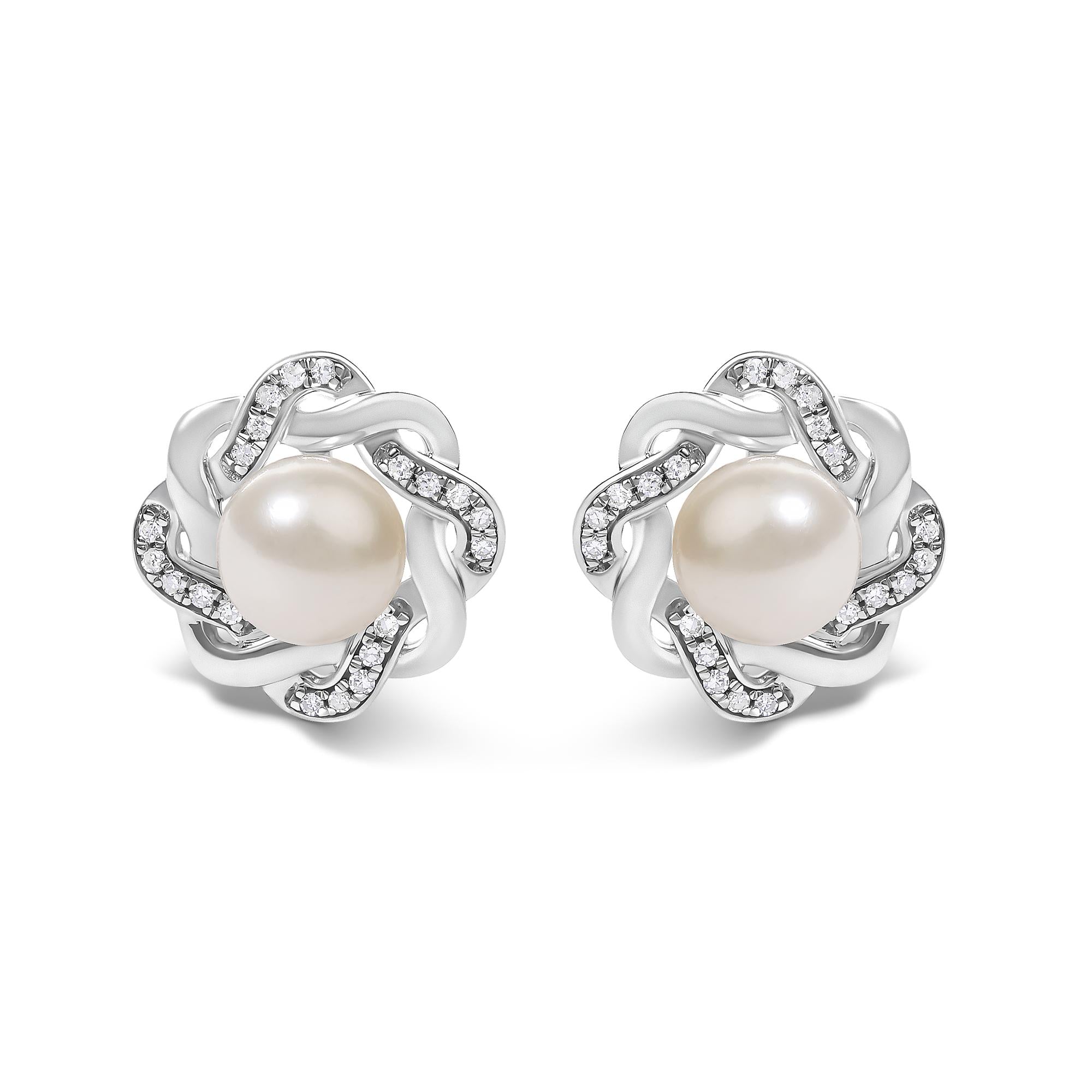 Aretes de botón florales trenzados con perla cultivada y diamantes de 1/10 ct. p.t. en plata de ley, foto 1