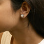Aretes de botón florales trenzados con perla cultivada y diamantes de 1/10 ct. p.t. en plata de ley, foto 3