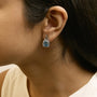 Aretes colgantes geométricos con topacio azul talla cojín y detalle de diamante en plata de ley, foto 3