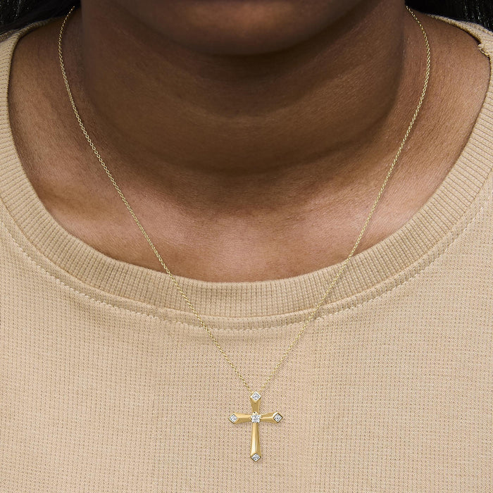 Collar con colgante de cruz de brazos ahusados y biselados con detalle de diamante en vermeil de oro, foto 3