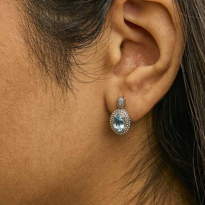 Aretes de botón colgantes con detalle de diamante, topacio azul ovalado y halo de cuentas en plata de ley, foto 3