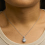 Collar con colgante de topacio azul ovalado y detalle de diamante con halo de cuentas en plata de ley, foto 3