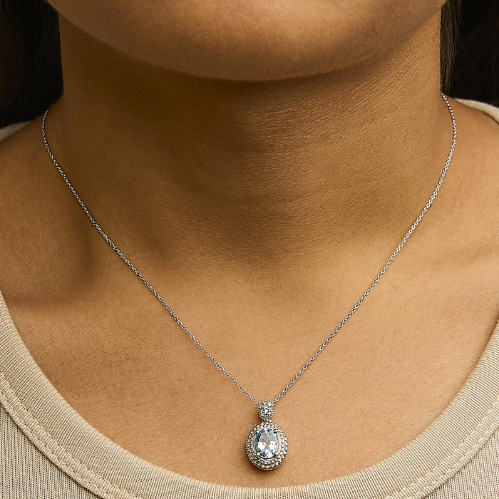 Collar con colgante de topacio azul ovalado y detalle de diamante con halo de cuentas en plata de ley, foto 3