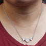 Collar con colgante de tres corazones con diamantes talla princesa de 1 ct. p.t. en oro blanco de 14K, foto 3