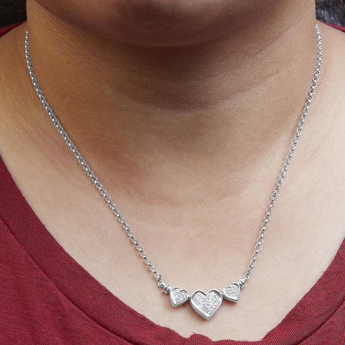 Collar con colgante de tres corazones con diamantes talla princesa de 1 ct. p.t. en oro blanco de 14K, foto 3