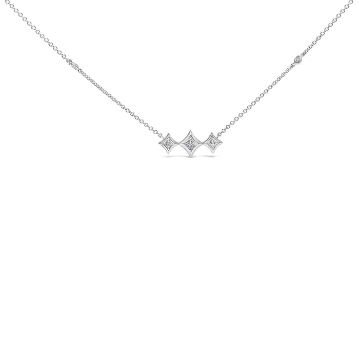 Collar de estaciones de bisel con 3 piedras en forma de cometa y diamantes de talla princesa en oro blanco de 10K, foto 1
