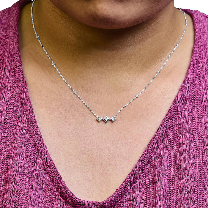 Collar de estaciones de bisel con 3 piedras en forma de cometa y diamantes de talla princesa en oro blanco de 10K, foto 3