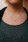 Collar con colgante solitario este-oeste con diamante cultivado en laboratorio de 1/4 ct. p.t. en oro blanco de 14K, foto 3