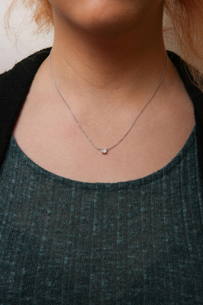 Collar con colgante solitario este-oeste con diamante cultivado en laboratorio de 1/4 ct. p.t. en oro blanco de 14K, foto 3