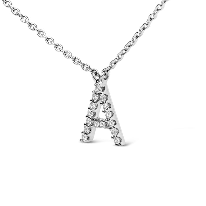 Collar con colgante de inicial A-Z en bloque con detalle de diamante en oro blanco de 10K