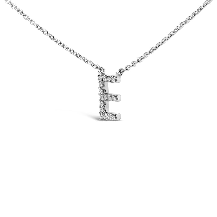 Collar con colgante de inicial A-Z en bloque con detalle de diamante en oro blanco de 10K