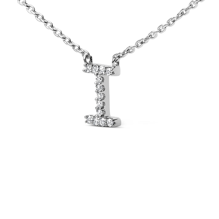 Collar con colgante de inicial A-Z en bloque con detalle de diamante en oro blanco de 10K