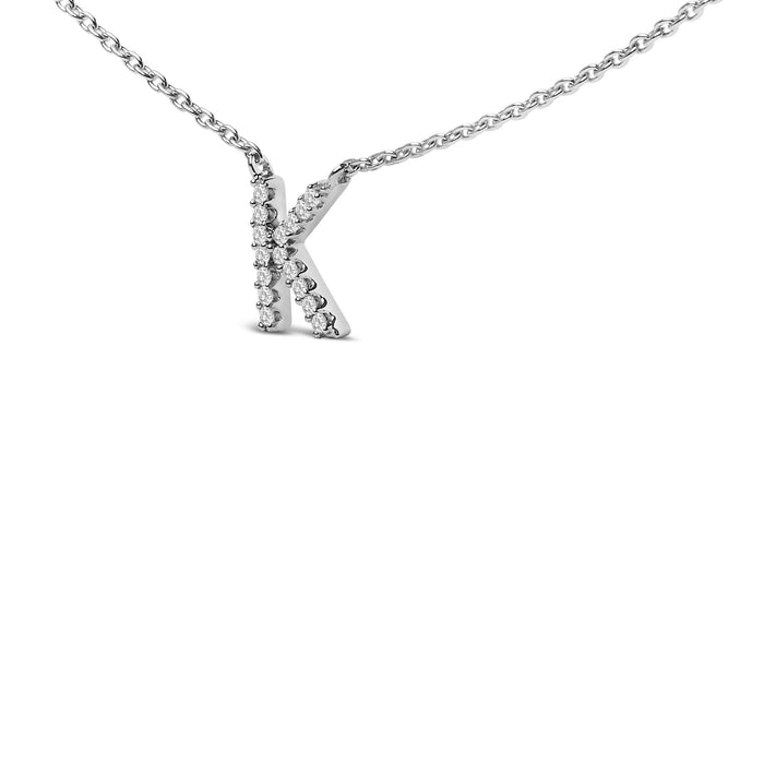 Collar con colgante de inicial A-Z en bloque con detalle de diamante en oro blanco de 10K