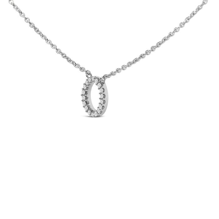 Collar con colgante de inicial A-Z en bloque con detalle de diamante en oro blanco de 10K