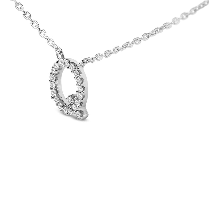 Collar con colgante de inicial A-Z en bloque con detalle de diamante en oro blanco de 10K