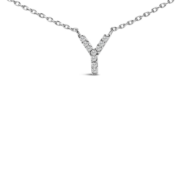 Collar con colgante de inicial A-Z en bloque con detalle de diamante en oro blanco de 10K, foto 28