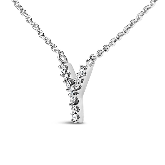 Collar con colgante de inicial A-Z en bloque con detalle de diamante en oro blanco de 10K