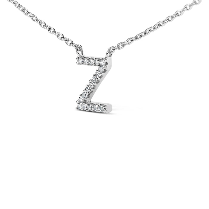 Collar con colgante de inicial A-Z en bloque con detalle de diamante en oro blanco de 10K