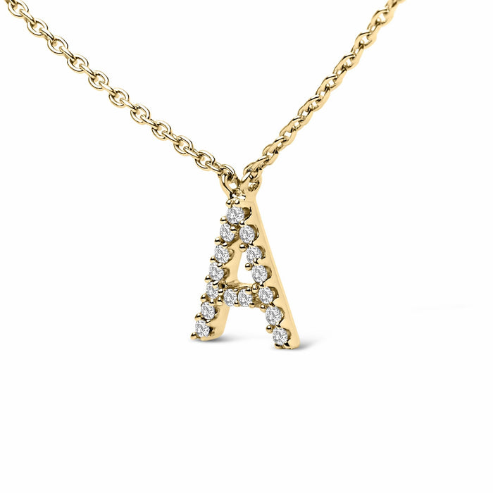 Collar con colgante de inicial A-Z en letra de molde con detalle de diamante en oro amarillo de 10K