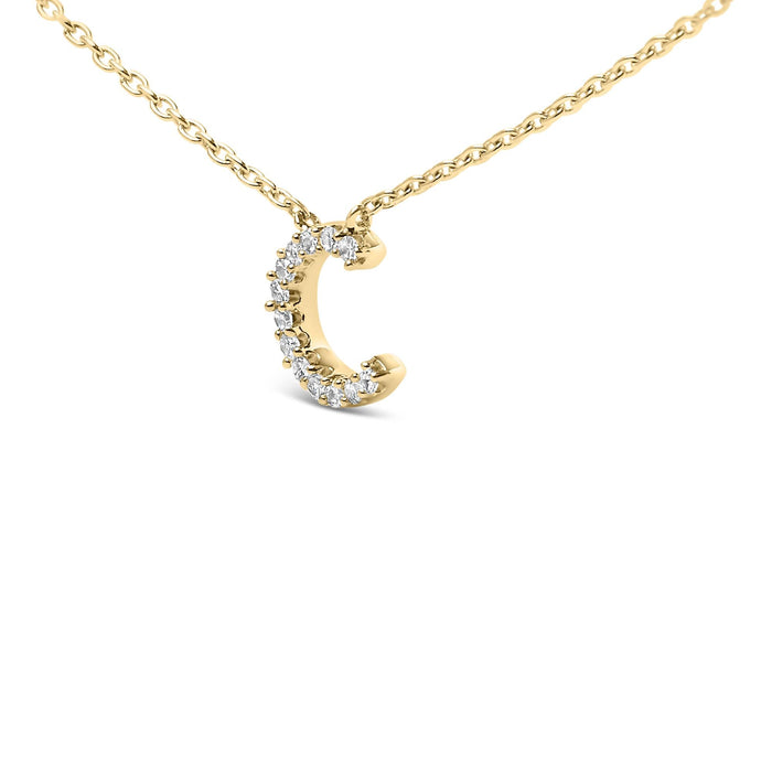 Collar con colgante de inicial A-Z en letra de molde con detalle de diamante en oro amarillo de 10K