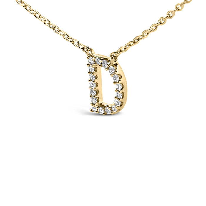 Collar con colgante de inicial A-Z en letra de molde con detalle de diamante en oro amarillo de 10K