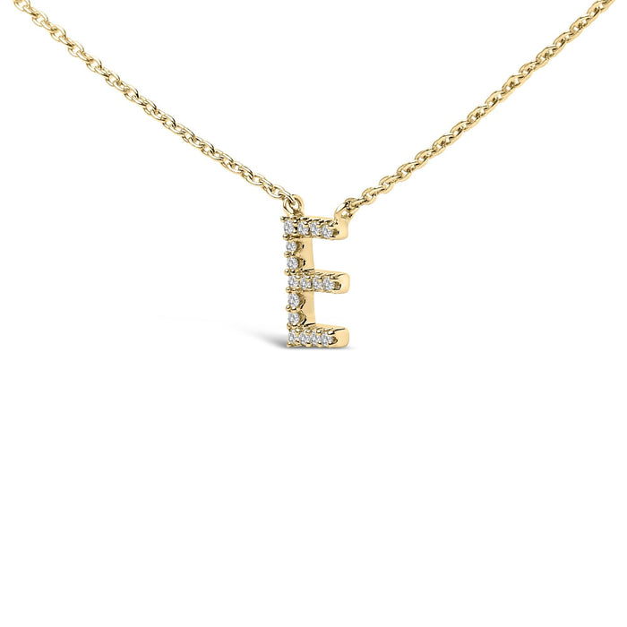 Collar con colgante de inicial A-Z en letra de molde con detalle de diamante en oro amarillo de 10K