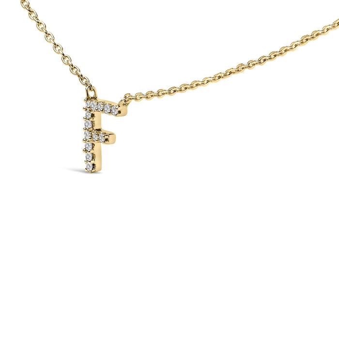 Collar con colgante de inicial A-Z en letra de molde con detalle de diamante en oro amarillo de 10K