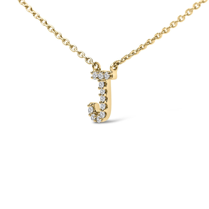 Collar con colgante de inicial A-Z en letra de molde con detalle de diamante en oro amarillo de 10K