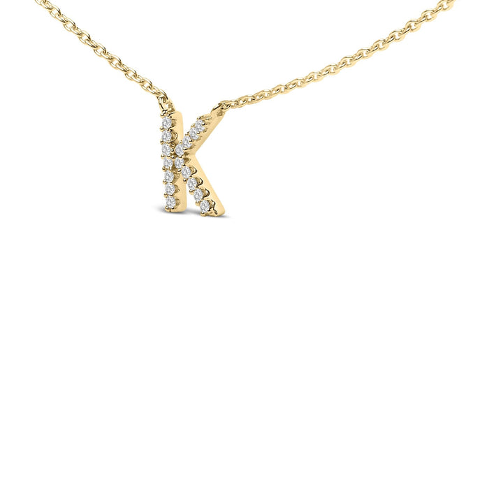 Collar con colgante de inicial A-Z en letra de molde con detalle de diamante en oro amarillo de 10K