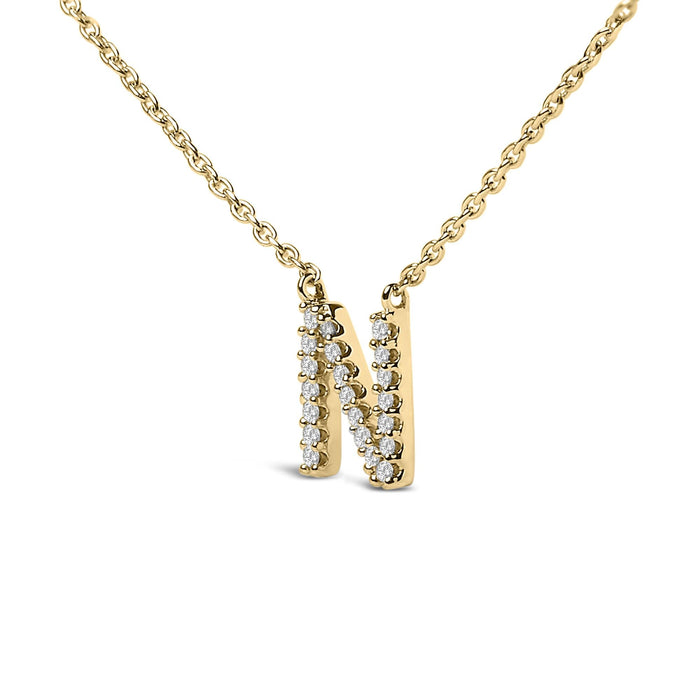 Collar con colgante de inicial A-Z en letra de molde con detalle de diamante en oro amarillo de 10K