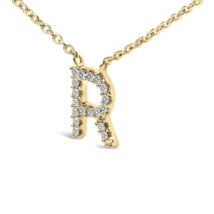 Collar con colgante de inicial A-Z en letra de molde con detalle de diamante en oro amarillo de 10K
