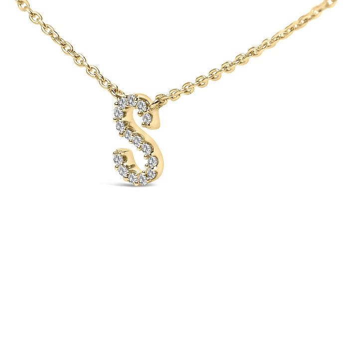 Collar con colgante de inicial A-Z en letra de molde con detalle de diamante en oro amarillo de 10K