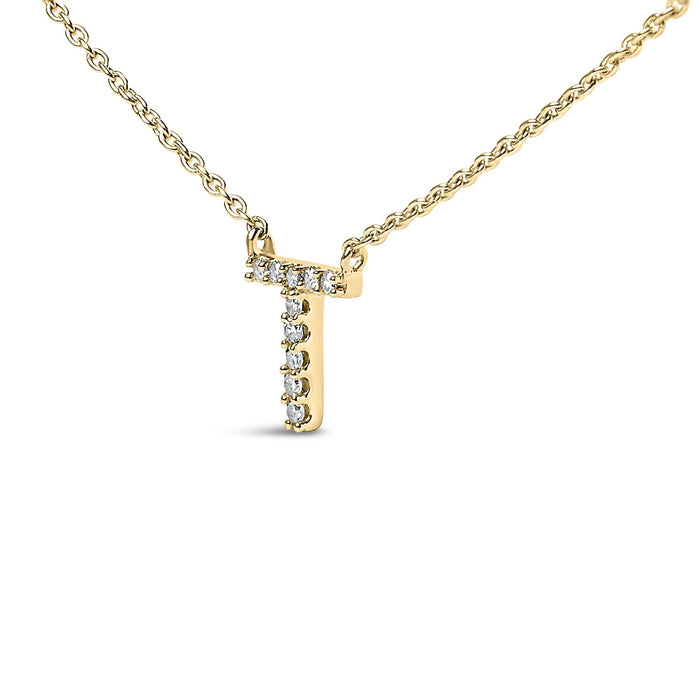 Collar con colgante de inicial A-Z en letra de molde con detalle de diamante en oro amarillo de 10K