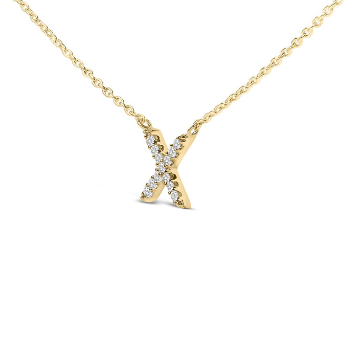 Collar con colgante de inicial A-Z en letra de molde con detalle de diamante en oro amarillo de 10K