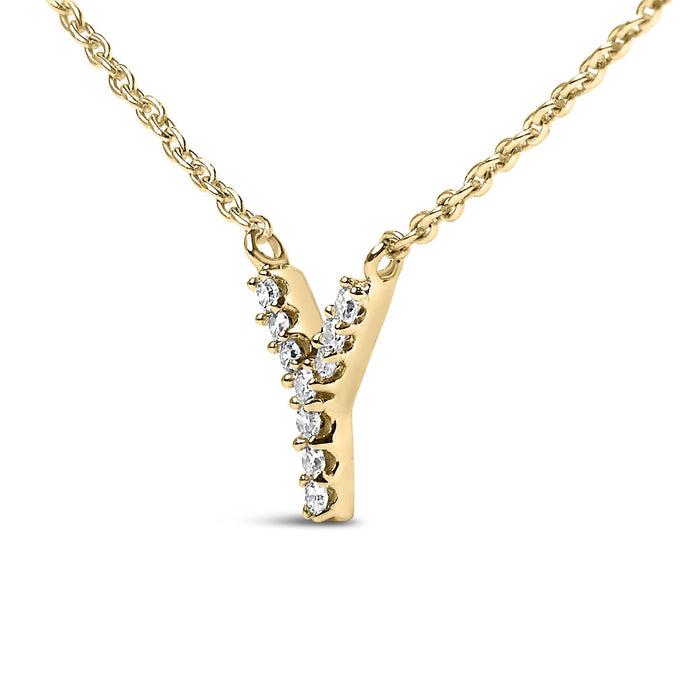 Collar con colgante de inicial A-Z en letra de molde con detalle de diamante en oro amarillo de 10K