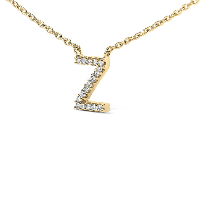 Collar con colgante de inicial A-Z en letra de molde con detalle de diamante en oro amarillo de 10K