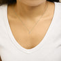 Collar con colgante de inicial A-Z en letra de molde con detalle de diamante en oro amarillo de 10K, foto 53