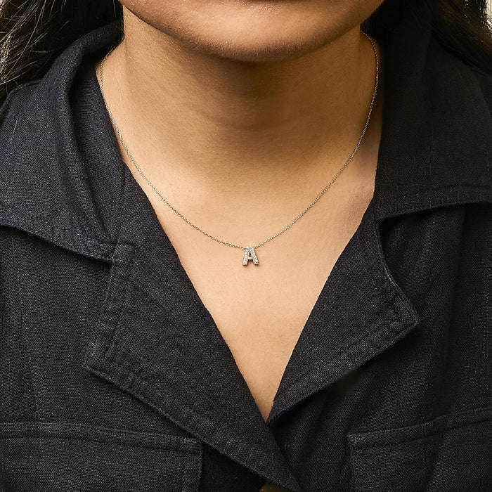 Collar con colgante de inicial A-Z estilo burbuja con detalle de diamante en oro amarillo de 10K