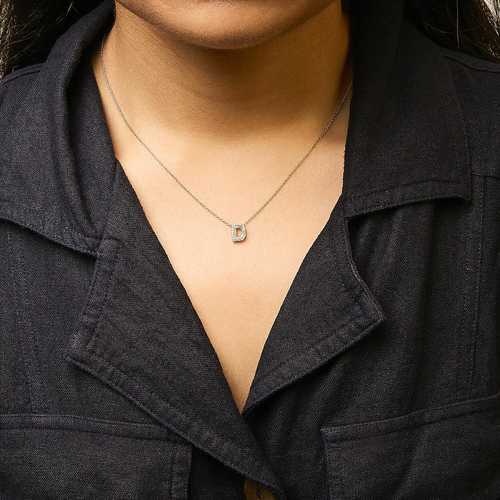 Collar con colgante de inicial A-Z estilo burbuja con detalle de diamante en oro amarillo de 10K