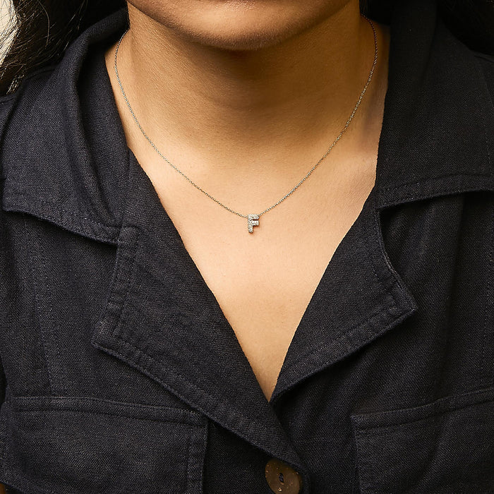 Collar con colgante de inicial A-Z estilo burbuja con detalle de diamante en oro amarillo de 10K