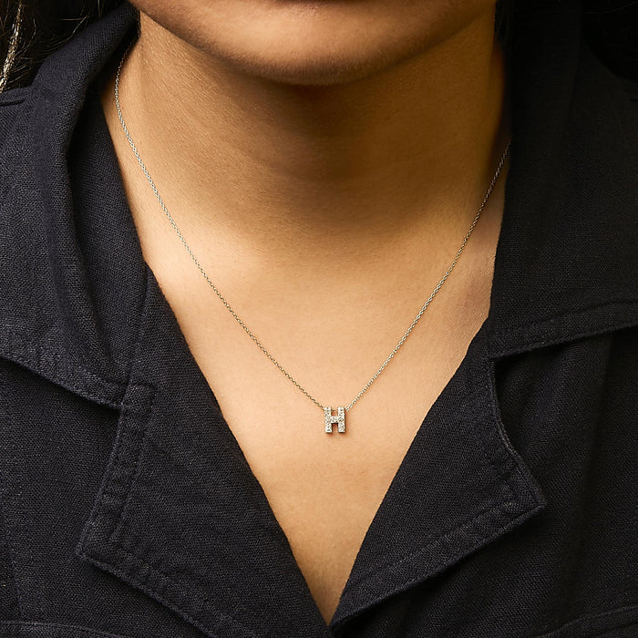 Collar con colgante de inicial A-Z estilo burbuja con detalle de diamante en oro amarillo de 10K
