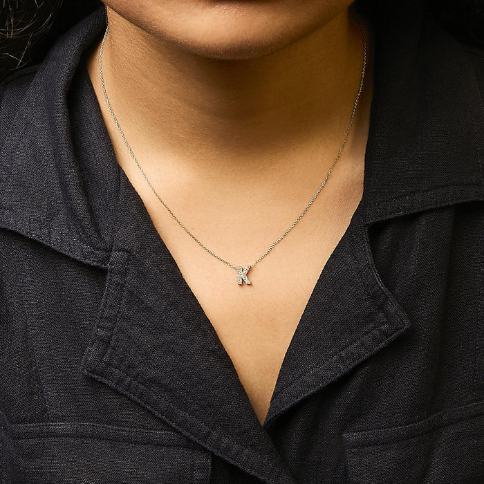 Collar con colgante de inicial A-Z estilo burbuja con detalle de diamante en oro amarillo de 10K