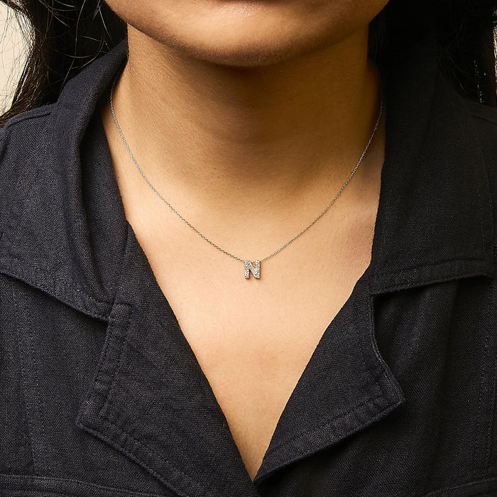 Collar con colgante de inicial A-Z estilo burbuja con detalle de diamante en oro amarillo de 10K