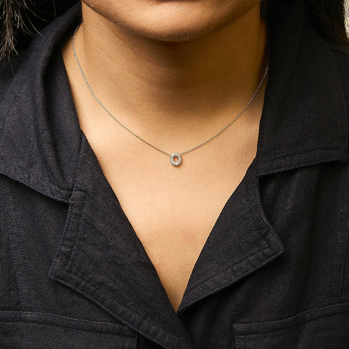 Collar con colgante de inicial A-Z estilo burbuja con detalle de diamante en oro amarillo de 10K