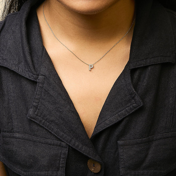 Collar con colgante de inicial A-Z estilo burbuja con detalle de diamante en oro amarillo de 10K