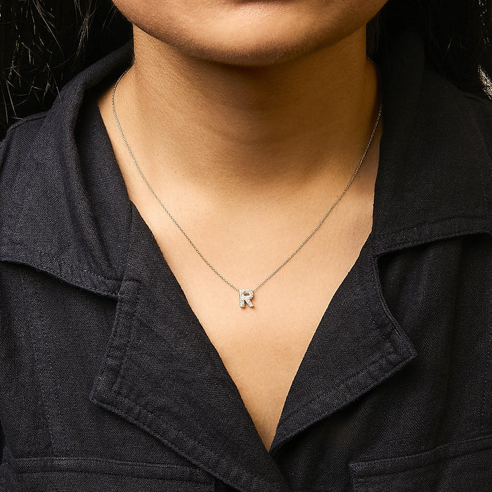 Collar con colgante de inicial A-Z estilo burbuja con detalle de diamante en oro amarillo de 10K
