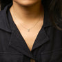 Collar con colgante de inicial A-Z estilo burbuja con detalle de diamante en oro amarillo de 10K, foto 59