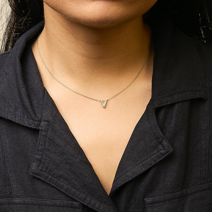 Collar con colgante de inicial A-Z estilo burbuja con detalle de diamante en oro amarillo de 10K, foto 58