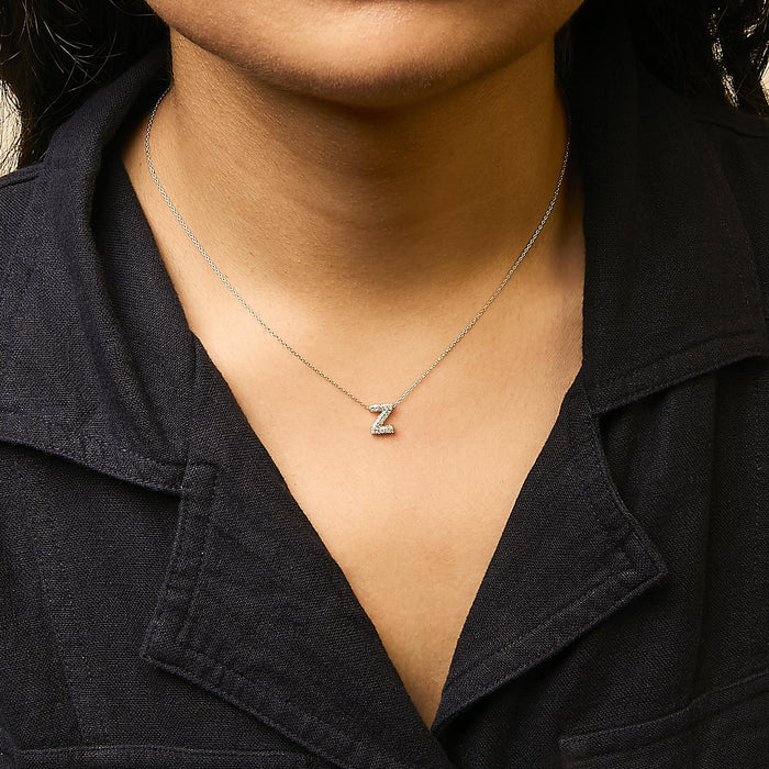 Collar con colgante de inicial A-Z estilo burbuja con detalle de diamante en oro amarillo de 10K, foto 54