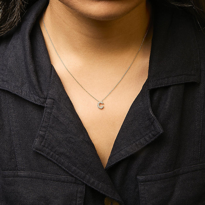 Collar con colgante de inicial A-Z estilo burbuja con detalle de diamante en oro amarillo de 10K